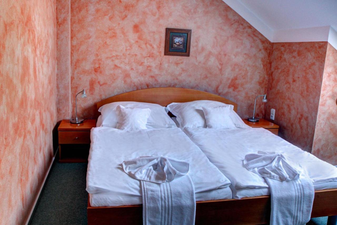 Birdie Pension & Wellness Pardubice Extérieur photo