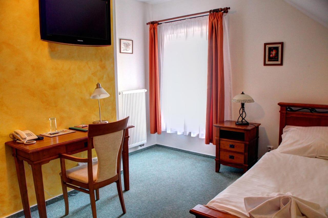 Birdie Pension & Wellness Pardubice Extérieur photo